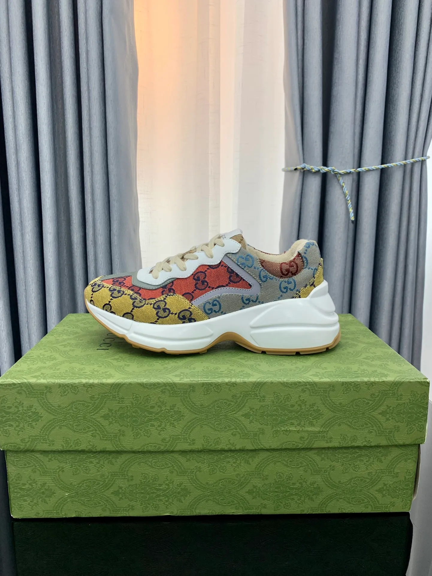 👟👟Ex-factory price 480👟👟 Gucci dad shoes for couples, distressed leather horn-shaped retro jogging shoes. The Balenciaga grandpa trend has subsided, ushering in GUCCI dad shoes, the trend leader in the fashion industry. The original shoes are molded and the original last is made by the Italian handmade foundry! [Gucci original dad shoes] Original surface: imported calfskin! Lining: Grade A hybrid lambskin! Outsole: The highest restoration sole. TPU material plus wear-resistant foam (anti-wear cushioning) ivory leather has been processed with an old-fashioned effect. The sole is 5cm high! The comfort level is excellent, killing all high-end versions on the market! Original logo outsole! 👣Size: Women’s size 35-40. Men's size 38-45. Women's heel with 🈚️logo! Men's heel with 🈶️logo!